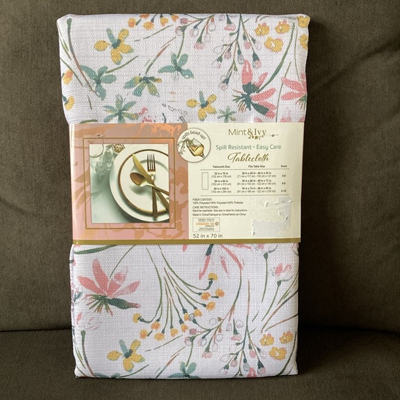 Mint and Ivy Spill Resistant Floral Tablecloth 52" x 70" - New - Picture 2 of 3